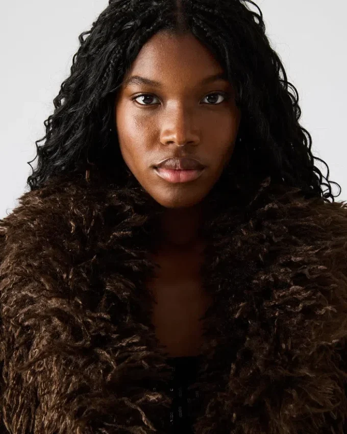 Inaya-kåpe i mørk espresso