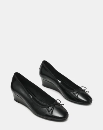 Klutzy svart lakkskinn