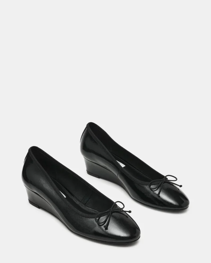 Klutzy svart lakkskinn