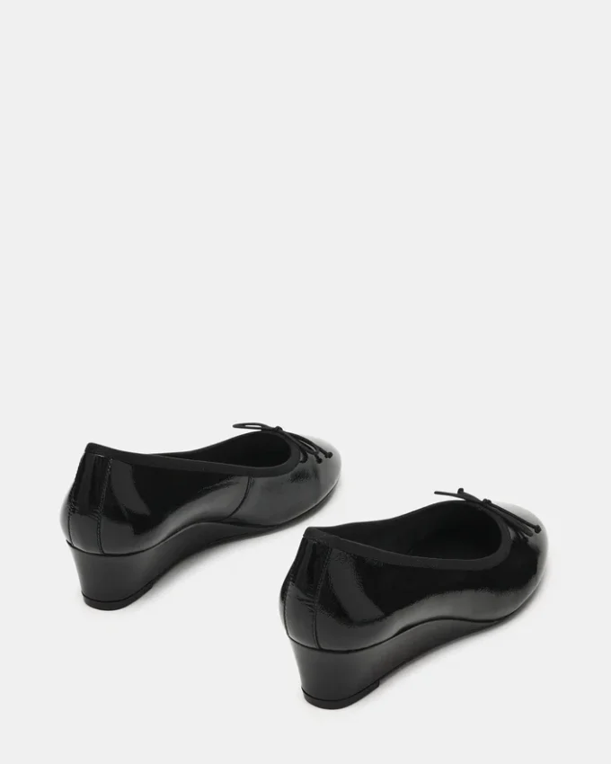 Klutzy svart lakkskinn