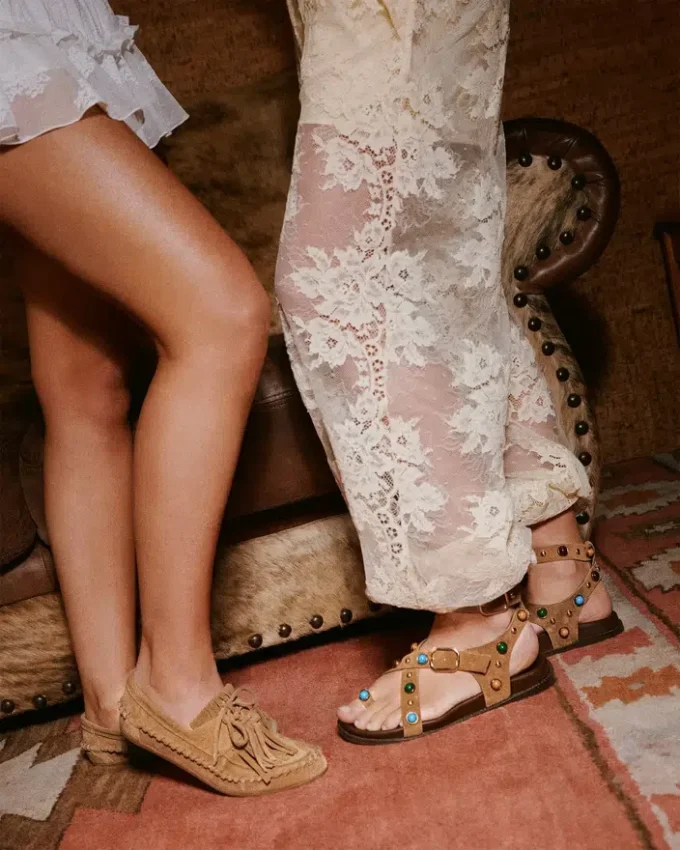 Lineær taupe-farget semsket skinn