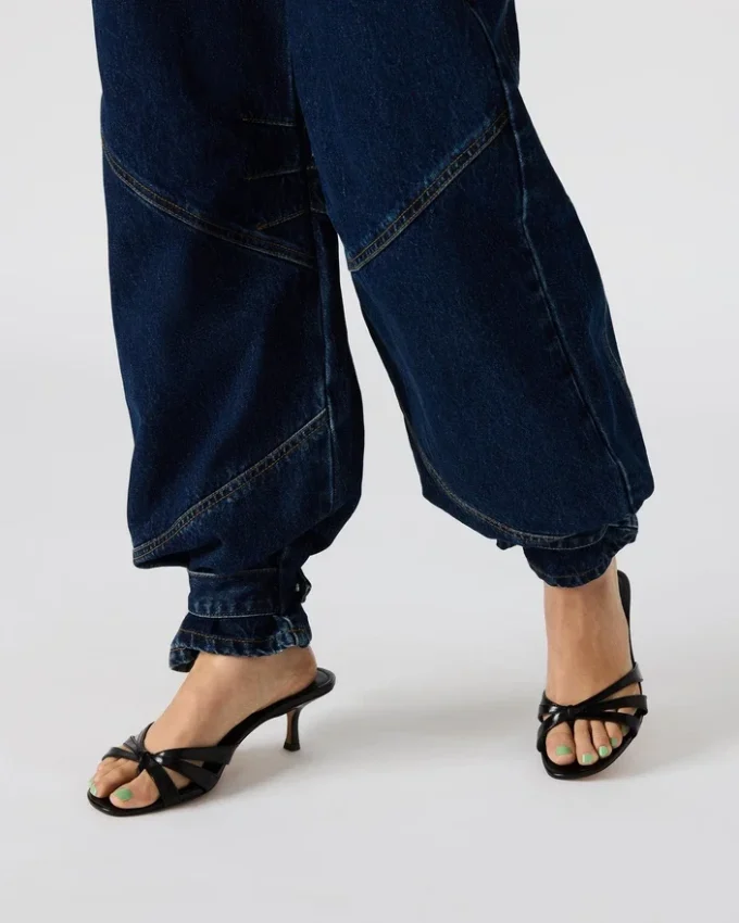 Tre mørkvaskede jeans
